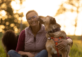 Silke mit ihrer unsicheren Hündin Nelly